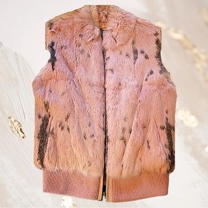 Elegance and warmth in this chic pink rabbit fur vest💖💜